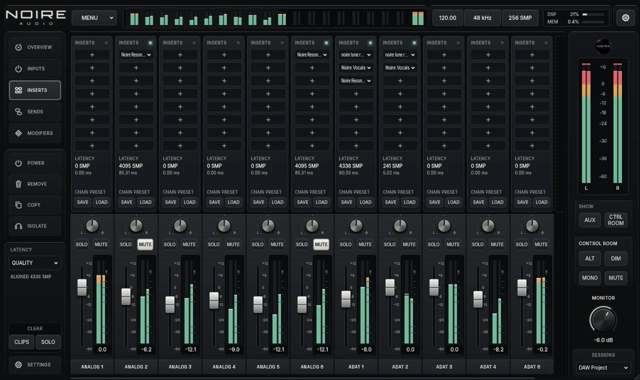 Console de mixage Noire Console avec ses tranches (inserts, faders, vu-mètres) et la section d’écoute